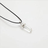 Pendentif en cuir tissé avec pierre sculptée en forme de cristal (6 coloris au choix)-Pendentif-blanc-Pause Karma